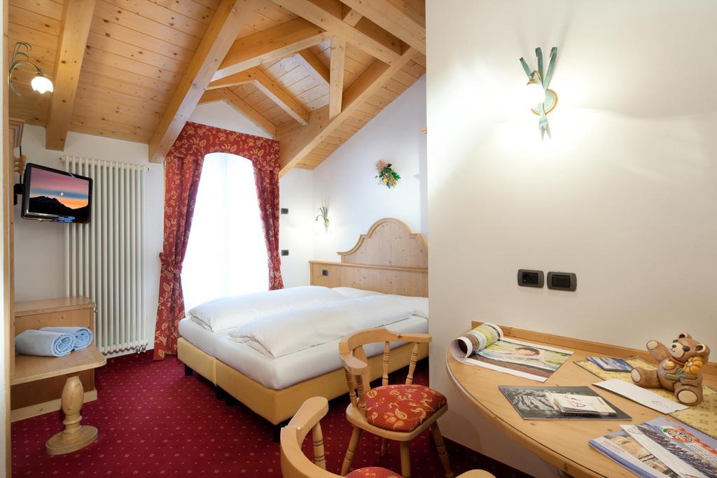أرابّا Hotel Garni Laura الغرفة الصورة