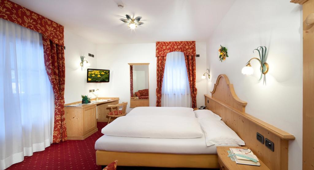 أرابّا Hotel Garni Laura الغرفة الصورة