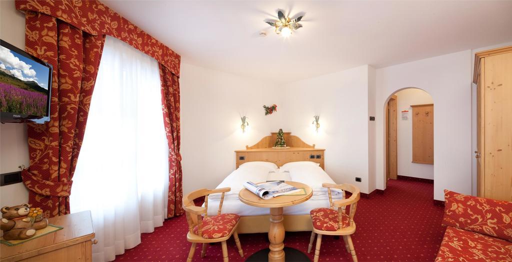 أرابّا Hotel Garni Laura الغرفة الصورة